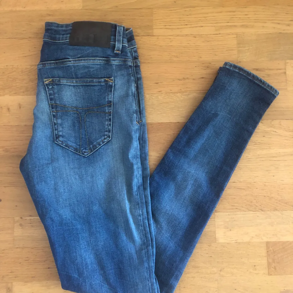 Säljer ett par riktigt snygga o fräscha tiger of sweden jeans, perfekta för sommaren! 9.5/10 skick, ingen skada alls i princip. Passar ca. 183-186, passform mot det mer skinny hållet.  Nypris 1300, säljs för 300 men kan sänkas vid snabb affär! . Jeans & Byxor.