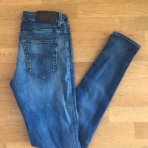 Tiger of Sweden jeans - Säljer ett par riktigt snygga o fräscha tiger of sweden jeans, perfekta för sommaren! 9.5/10 skick, ingen skada alls i princip. Passar ca. 183-186, passform mot det mer skinny hållet.  Nypris 1300, säljs för 300 men kan sänkas vid snabb affär! 