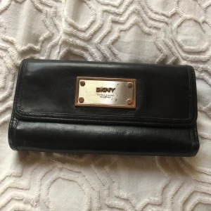 Plånbok från DKNY Donna Karan New York - Snygg, rymlig plånbok!