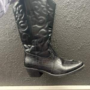 Säljer mina cowboy boots som är använda bara en kväll! Från booho köpte för 500 och säljer för 300. Stl 38