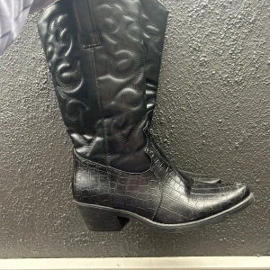 Cowboy boots - Säljer mina cowboy boots som är använda bara en kväll! Från booho köpte för 500 och säljer för 300. Stl 38