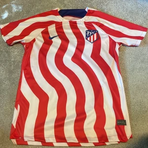 Atletico Madrid tröja storlek S - Säljer en alterico Madrid tröja i storlek S. Använd 1 gång. Köpt från Nike.