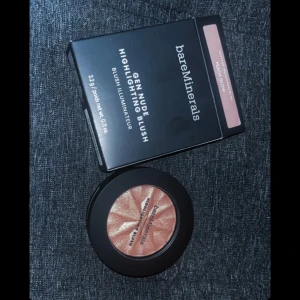 bareMinerals - Gen nude highlighting blush - Helt ny/oanvänd. Achieve a naturally luminous, rosy glow with a two-in-one blush and highlighter  in a silky, weightless formula. Finely milled pearls melt into the skin for a fresh, translucent "lit from within" glow.  