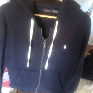 Ralph Lauren Zip Hoodie - Ralph lauren zip, säljer då den är lite stor på mig men annar riktigt snygg och perfekt att bära på svalare sommarkvällar Skriv vid minsta fundering 🙌