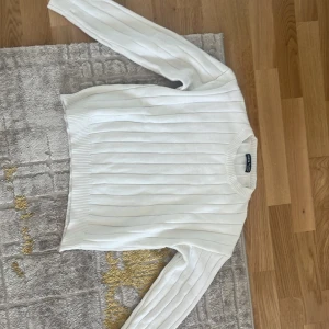 Tröja - Stickad tröja från Shein, vit, till naveln, tunn, inte see through  Den är i L men passar också som Xs och S (om man vill ha den lite lös vid magen) och M passar lika bra som L mot huden   