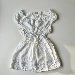 Vit topp - Vit topp / blus från Mikom i 100% linne. Storlek M, passar även S 💓