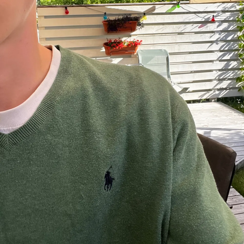 Säljer en grön Ralph Lauren pull over/ sweater i mycket bra skick! Ursprungspris: 1699kr, säljer den för fantastiska 449kr! Tveka inte att skriva om det finns frågor! (Pris kan diskuteras vid snabb affär). Tröjor & Koftor.