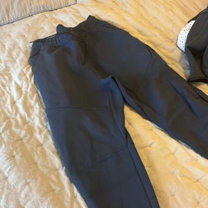 Nike tech fleece byxor  - Mörkblå Storlek M Köpta 2022, sparsamt använda och mycket bra skick. 