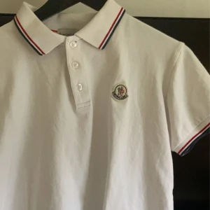 Moncler Piké  - Säljer denna moncler pike då den ej passar mej bra, hör av er om ni har frågor mvh 🤙 