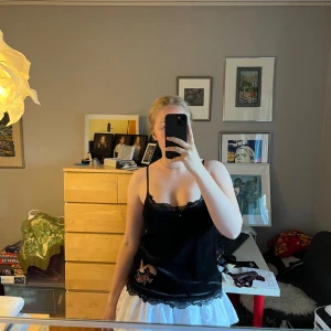 Svart linne med broderi i kanten🦢 - Superfint svart linne, i grunden ett nattlinne men har använts som ett vanligt💖 Mjukt siden-likt tyg på utsidan och har ett broderi i ena kanten. Det finns ett extra tyg vid brösten som är tajt på mig (75D) men går att klippa bort.🦢