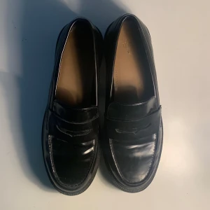 Loafers - Svarta loafers i nyskick