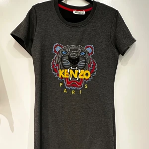 Kenzo klänning - Säljer nu min kenzo klänning nypris ligger runt 2500kr. Storlek M men skulle säga att den är mindre i storleken.