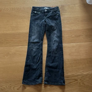 Lågmidjade jeans  - Jag säljer ett par lågmidjade jeans från Gina Tricot i storlek 146☺️
