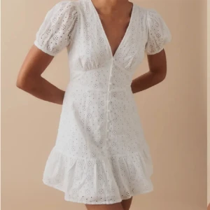 Vit byxdress  - Helt oanvänd byxdress, men det ser ut som en klänning:) Kika gärna på mina andra annonser, säljer mycket:) 