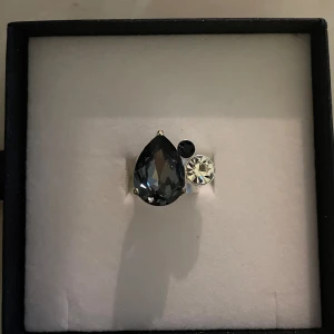 Nickelfri ring i silver färg🤍 - Nickefri ring i silver färg. Ringne är justerbar och ett mini fransserum följer som gåva på köpet 🩶