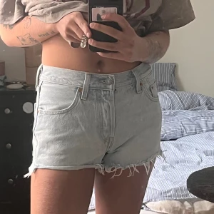 Blåa Levis 501 shorts  - Fina blåa shorts från Levis i modellen 501. Knappt använda. Storlek W25 och sitter på mig som har XS/34 i byxor 
