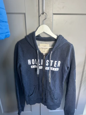 Hoodie - En snygg hoodie från hollister som är använd men i bra skick