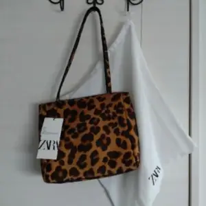 Söker den här leopard väskan från zara från förra året!  Skriv om du har och vill sälja ☺️