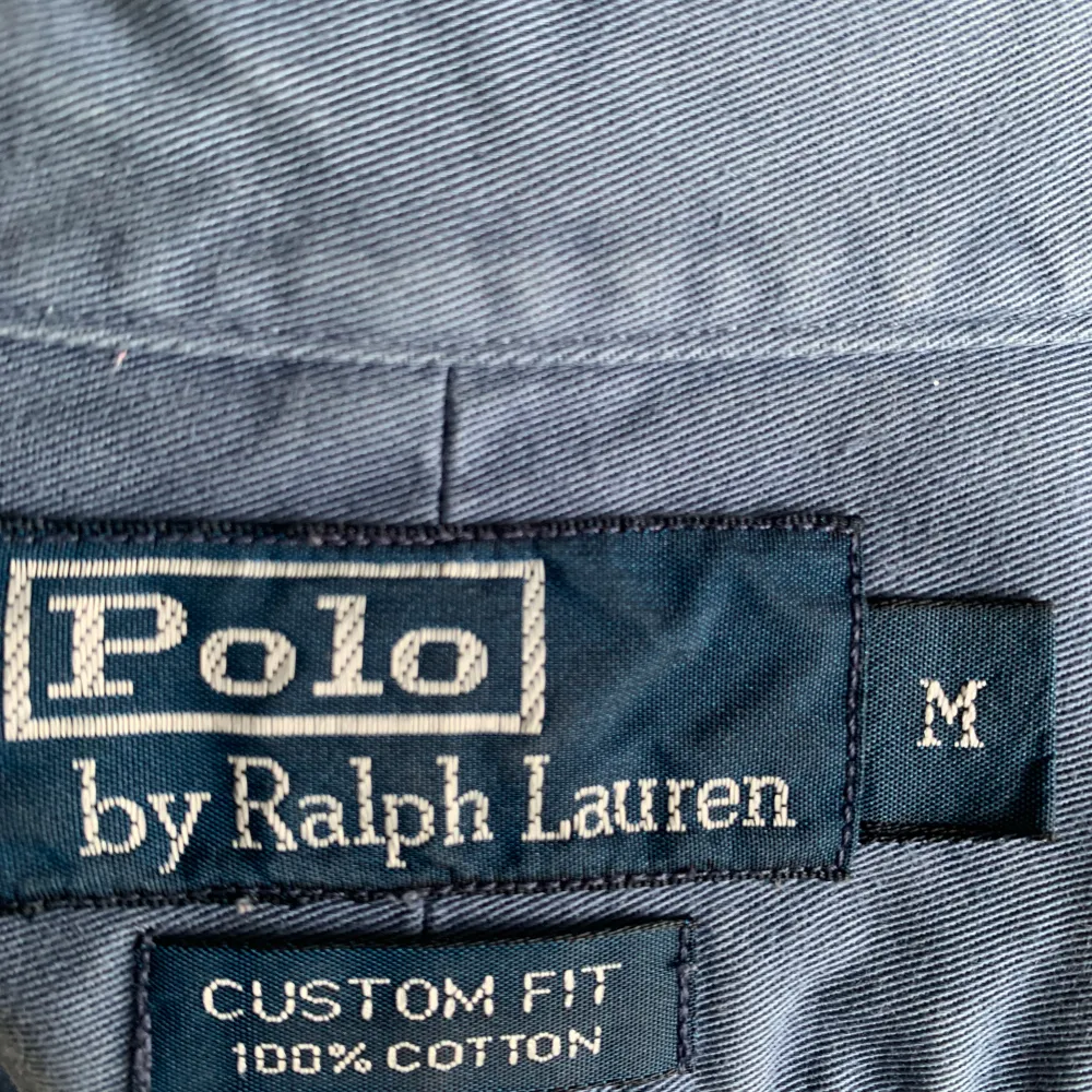 Säljer en Ralph Lauren skjorta i st m. Skjortan är i bra skick utan några defekter.. Skjortor.