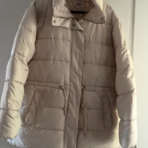 Beige vinterjacka  - I bra skick, nästan helt ny
