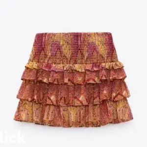 Söker denna kjol från zara skriv om ni säljer!! Kan tänka mig att köppa om den kostar mellan 0-300 helst i S eller M men skriv ifall ni har nån annan storlek också❤️❤️