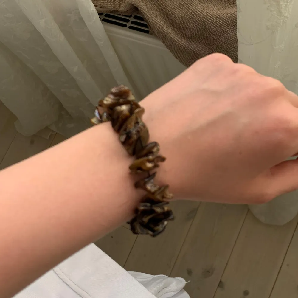 Armband i fint skick med bruna stenar. Accessoarer.