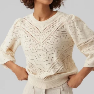 Vero Moda beige stickad topp - Beige söt stickad topp med mönster, trekvartsärm och utsvängda ärmar från Vero Moda, i nyskick. 
