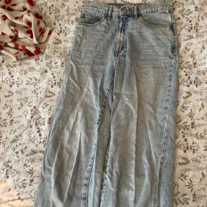 Jeans - Jeans köpta på lindex för några år sedan🤍 Säljer för att de inte passar längre🫶🏼