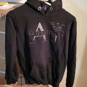 Säljer en svart armani hoodie  - Säljer en svart armani hoodie i helt ny skick. Storlek S och M