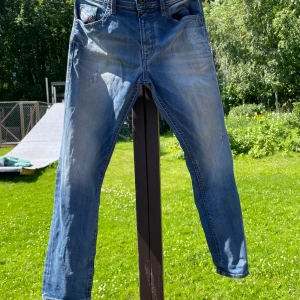 Diesel jeans  - Super snygga diesel jeans me super feta slitningar Slim/Skinny jeans men jag tycker de är slim 