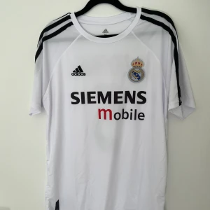 Real Madrid retro tröja - Zidane - Skick: helt nytt och oanvänd  Storlek: M Tröjan finns i Stockholm/Vallentuna men frakt erbjuds via postnord (2-3 dagar)  Skriv till mig ifall ni har en fråga.