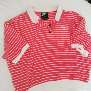Nike piké cropped  - Vintage Nike piké som är cropped. Jätteskön att ha på sommaren, mjukt tyg. Köpt för några år sen på nikes hemsida tror jag. Sparsamt använd!! Tror inte den säljs längre