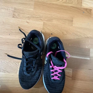 Basketskor Lebron 20 - Skick 10/10 Har användt på bara 3 träningar. Priset är inte skrivet i Sten kan gå ner i pris vid snabb affär. För fler bilder skriv privat. Går också att tradea mot andra skor