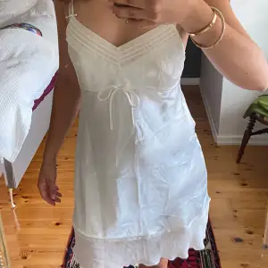 supersöt slipdress med små rosett-detaljer! passar strl s-m/liten L. nyskick💐 