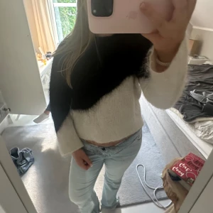 & other stories tröja  - Skit snygg och jätte trendig tröja i topp skick!!❤️❤️perkfet till sommarkvällar mm.