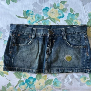 Vintage lowwaist jeanskjol  - Säljer min mammas gamla lowwiast jeanskjol då den är för stor för mig. Ganska kort med en fin detalj på sidan som jag tycker gör den unik. Priset kan diskuteras. Kontakta helst innan köp! 💗