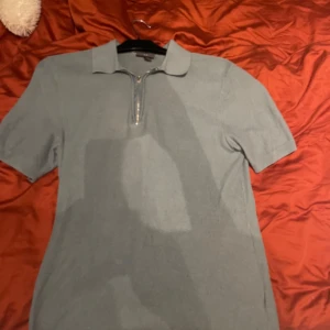 Zip tröja - En mjuk och skön tröja men ett material som är luftigt och bekvämt, tröjan är inte använd så mycket men är heller inte oanvänd.