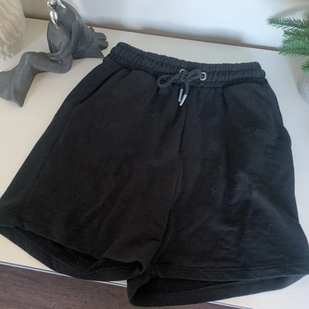 Super söta och sköna mjukis short från only i storlek xs jag säljer dessa så de inte längre passar mig. Dom har dock lyckats blivit rätt så knoppriga vilket man kan ta bort själv Derför de låga priset ❤️. Shorts.