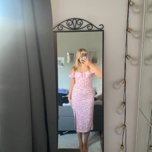 Klänning - Säljer denna fina sommarklänning från Gina tricot då den inte kommer till användning❤️endast använd en gång