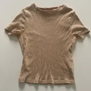 Beige ribbad topp/t shirt i bra skick. Storlek XS. 💗