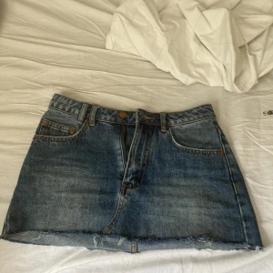 Lågmidjad jeanskjol - Säljer denna supersnygga lågmidjade jeanskjolen pga att den är för liten. Skulle säga att storleken är S men passar nog Xs också. Skriv om ni vill ha fler bilder eller undrar något!