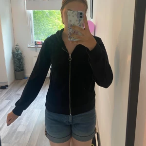 Mjukis hoodie - Svart lurvig mjukis hoodie, dragkedja, luva