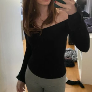 Off shoulder tröja ifrån Gina Tricot  - Jätte snygg off shoulder tröja i svart från Gina Tricot i storlek S!🌸 Använd 1-2 gånger☺️