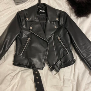 Zara skinnjacka - Nyskick, skitsnygg jacka från zara💫