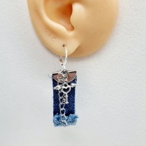 Handgjorda örhängen  - Handgjorda örhängen●Följ :@ekjewelryofficial🤲 ● 💎Material- zinklegeringar, textil ●Örhängeskrokar -rostfritt stål. Nickel fri. Längd -6cm.  Köp för  40kr/paret