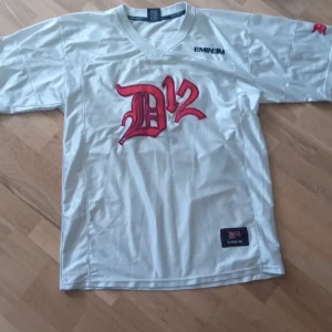 Eminem jersey  - Den har några fläckar som inte syns på kamera skriv för mer bilder. Jag har bytt stil så jag använder den inte längre. Pris kan diskuteras  