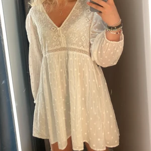 Super fin Zara klänning - Säljer en superfin vit zara klänning i storlek 36, den har en liten fläck som jag försökte få med på sista bilden men den sys nästan ingenting!