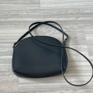 Väska - En liten svart axelrems väska från h&m i mycket bra skick. Skriv gärna vid eventuella frågor! 💝
