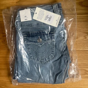 Oanvända True religon jeans✨ - SUPER SNYGGA HELT OANVÄNDA True Religon jeans från Nelly🌟  Storlek:26 Modell: Joey Low Rise Flare ✨ Köpta för 1199kr🌟