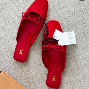 Röda tofflor  - Såå snygga tofflor som är använda endast vid ett tillfälle! De är helt slutsålda på zara! 